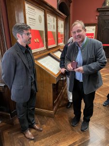 Der Kölner 1. Vorsitzende Bernd Offermann dankt im Namen der Besuchergruppe dem Direktor des Münzkabinetts, Klaus Vondrovec