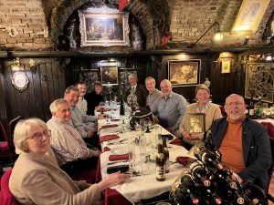 Anette Offermann (2. v.r.) präsentiert die Beethovenplakette